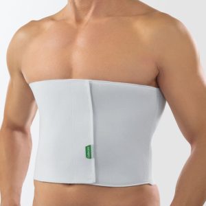 Een man in de Cellacare f/m thorax classic.
