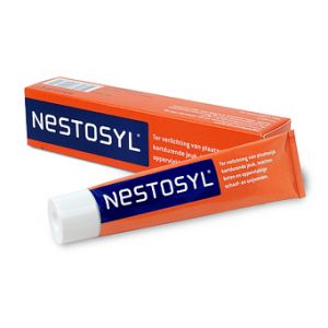 Een product doos met daar voor een liggende tube Nestosyl zalf 30 gram