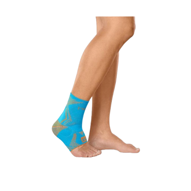 Een lichtblauwe Medi Levamed Enkelbandage om de enkel van een persoon