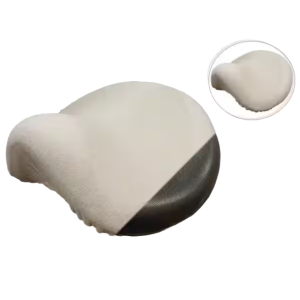 een badstof hoes op een tabouret
