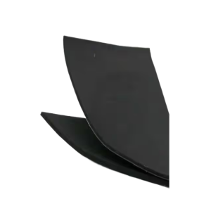 Een zwarte foamplaat van 25 x 50 cm die is dubbelgevouwen