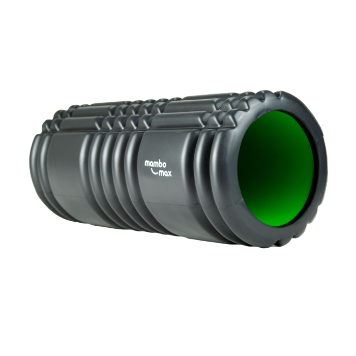 Een holle foamroller van het merk Mambo Max in de kleur zwart met een groene binnenkant.