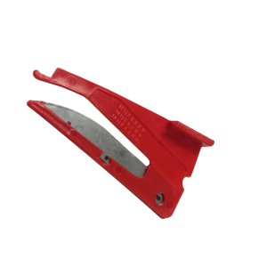 Een rood mesje bestemd voor de Mueller tape cutter shark