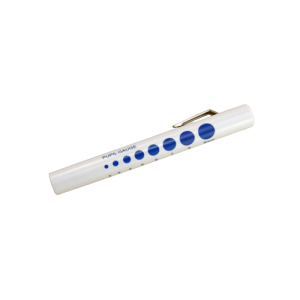 Een penlight Diagnostich Lampje die schuin staat met een witte achtergrond.