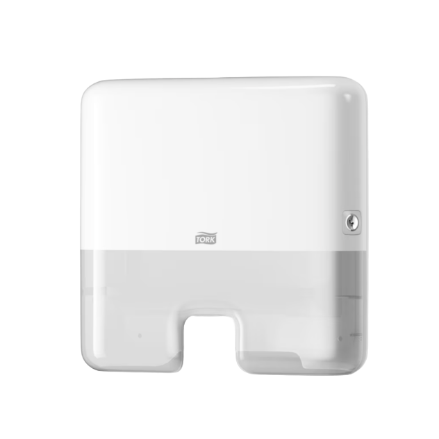 Een witte Tork Handdoek Dispenser H2 Mini hangend aan de muur vanaf de voorkant.