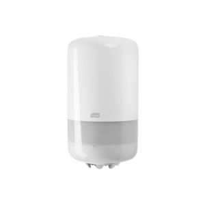 Een vooraanzicht van een Tork M1 papierdispenser met een witte achtergrond.