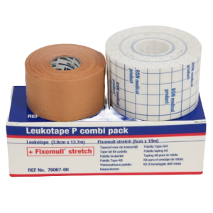 Een doosje van de Leukotape P combipack met erboven de rollen