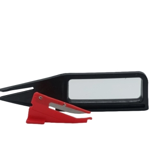 Een zwarte Mueller Tape Cutter Shark met een rood Mueller Tape Cutter Shark Mes die er voor ligt