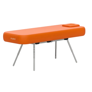 Een oranje Nubis Pro 2.0 draagbare massagetafel gevuld met lucht en klaar voor gebruik.