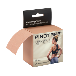 Een doosje met daarin een rol PINO kinesiotape sensitive in de kleur beige.