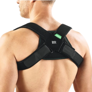 een man in een cellacare clavicula classic.