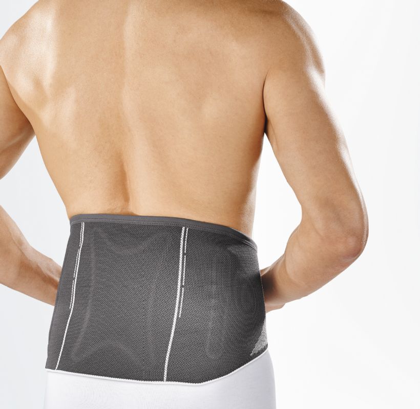 Een mens in cellacare dorsal f comfort rug orthese.
