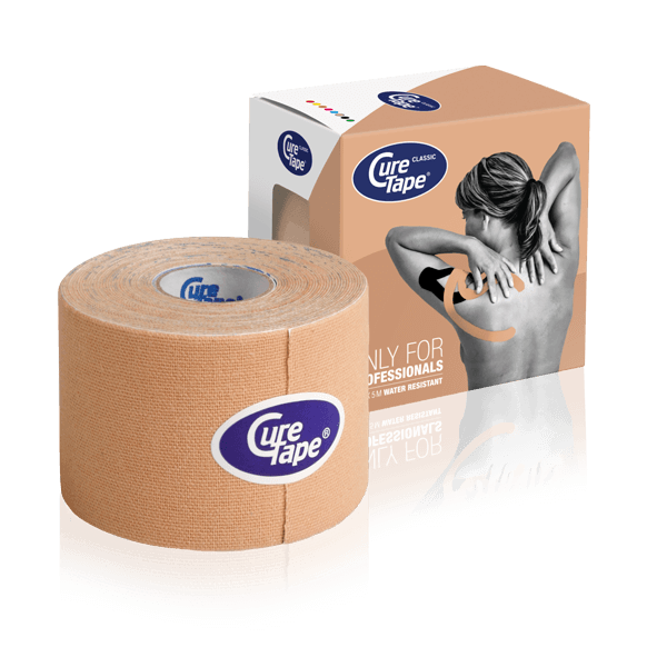 Een doosje Curetape beige met daarnaast een rol van 5cmx5mtr