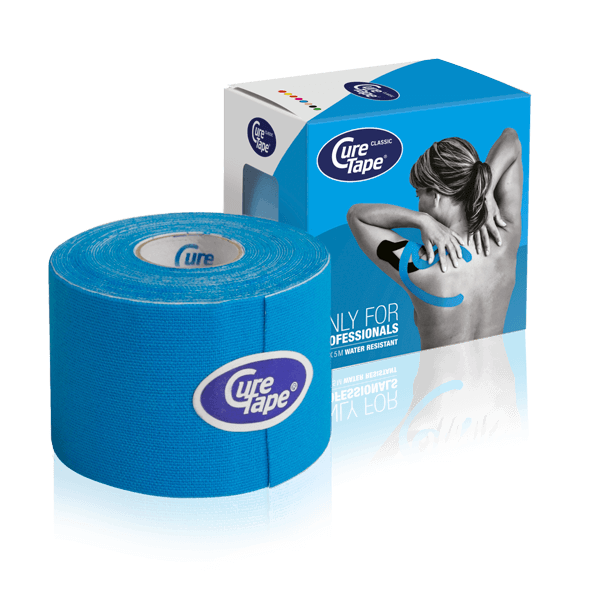 Een blauw doosje Curetape met daarnaast een rol van 5cm x 5mtr