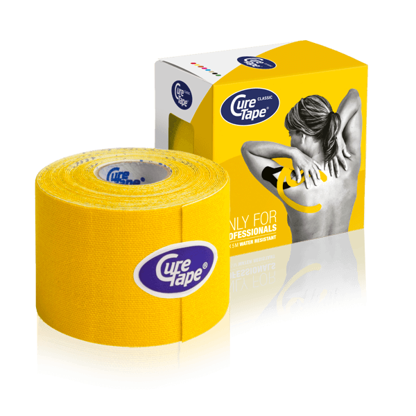 Een geel doosje Curetape met daarnaast een rol van 5cm x 5mtr