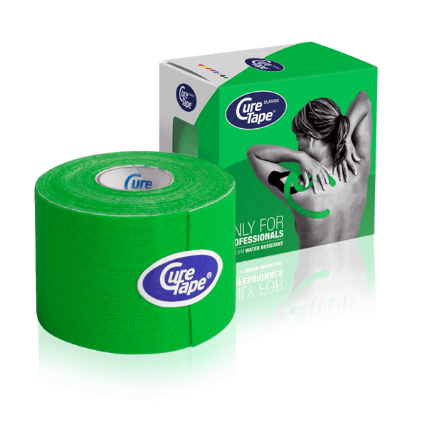 Een groen doosje Curetape met daarnaast een rol van 5cm x 5mtr