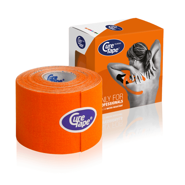 Een oranje doosje Curetape met daarnaast een rol van 5cm x 5mtr