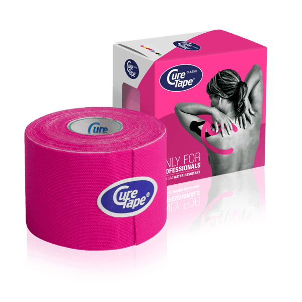 Een roze doosje Curetape met daarnaast een rol van 5cm x 5mtr