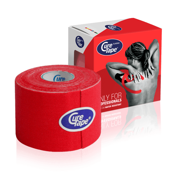 Een rood doosje Curetape met daarnaast een rol van 5cm x 5mtr