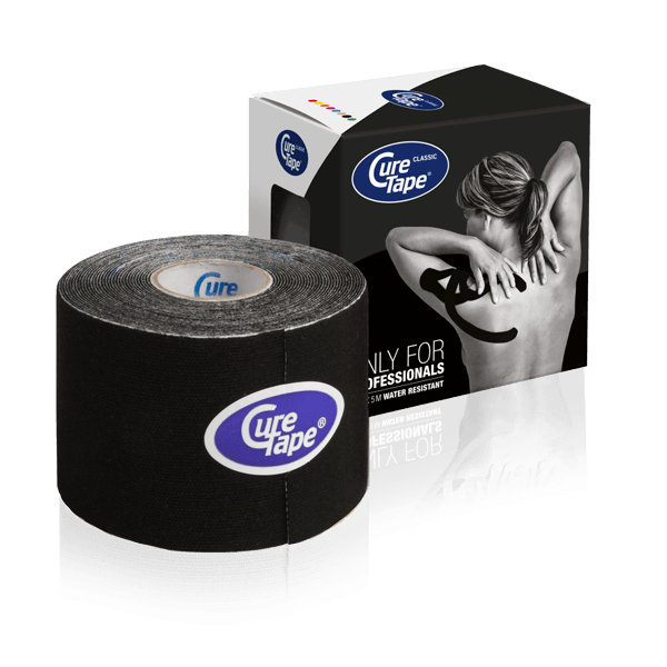 Een zwart doosje Curetape met daarnaast een rol van 5cm x 5mtr