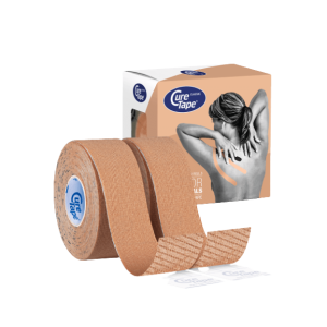 2 rollen curetape 2,5cm x 5m staand naast elkaar naast het verpakkingsdoosje