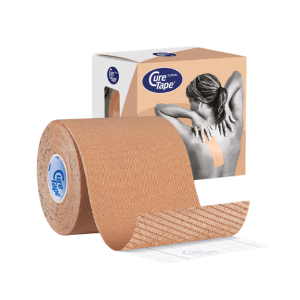 Een liggende rol Curetape van 7,5cm x 5m naast de verpakking
