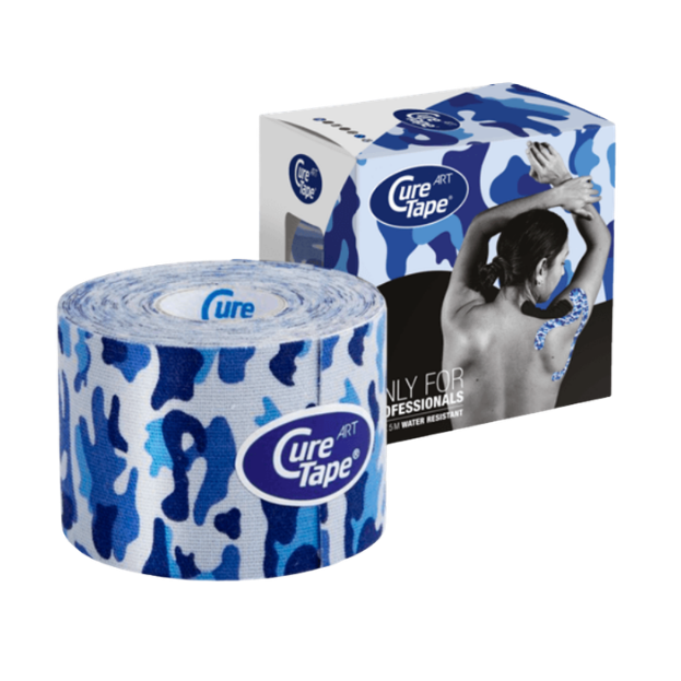 Een rol curetape art army blue naast het verpakkingsdoosje