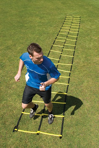 Een man die gebruik maakt van de dubbele speedladder 9m