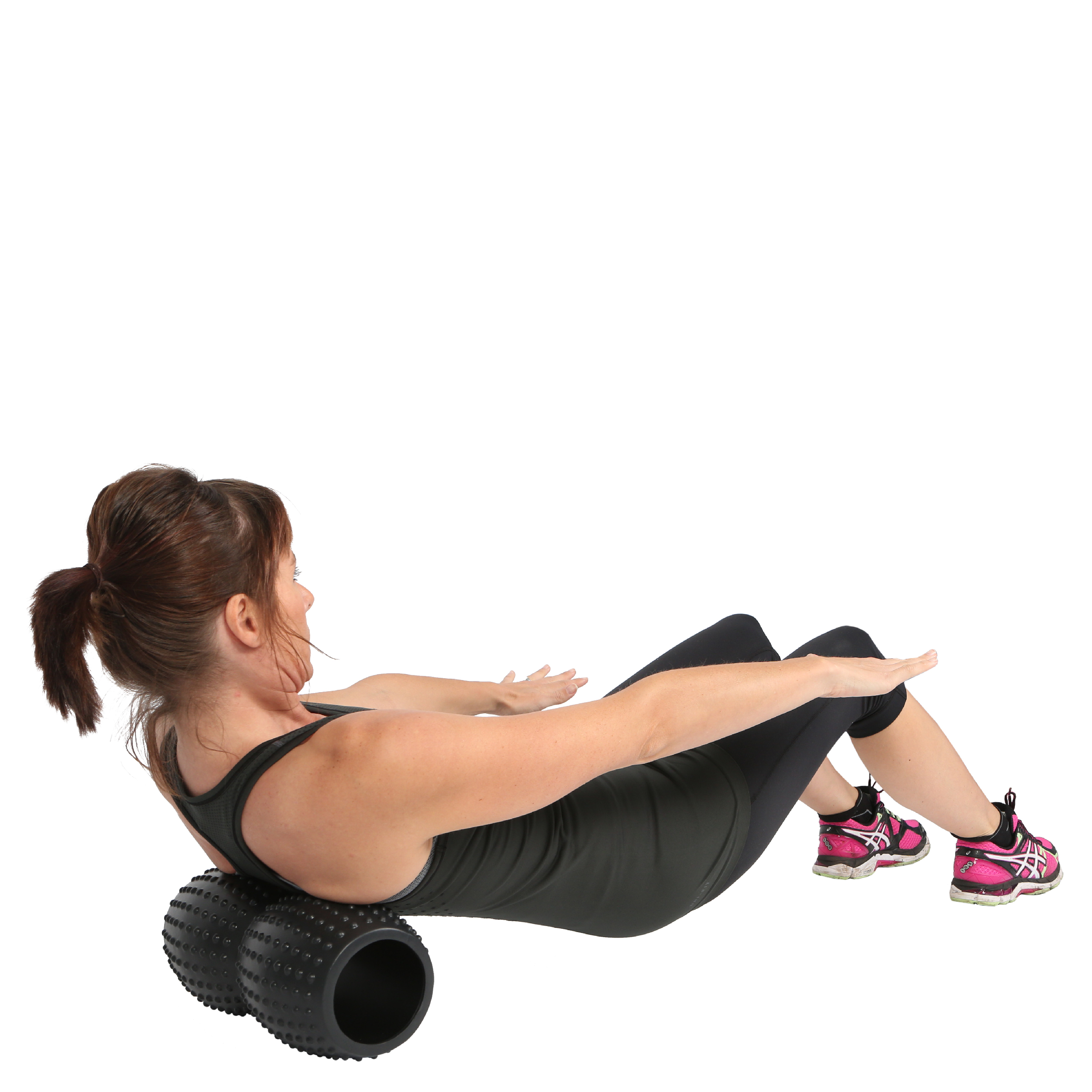 Een vrouw die liggend met haar armen gestrekt naar voren toe een oefening uitvoert terwijl de Mambo Max Ergonomische Foamroller onder haar bovenrug ligt.