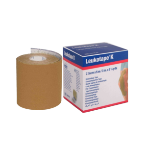 Een beige rol Leukotape K van 7,5cm naast de verpakking