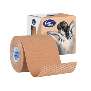Een rol Curetape 7,5cm naast de verpakking
