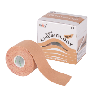 Een beige rol Nasara kinesiotape van 5cm x 5mtr naast het verpakkingsdoosje