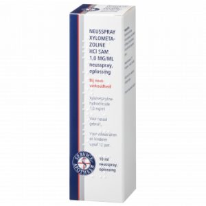 Een doosje met een neusspray van 10 ml