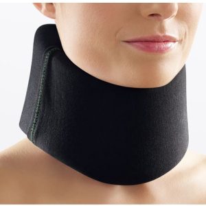 Een cellacare cervical classic nekbrace die wordt gedragen.