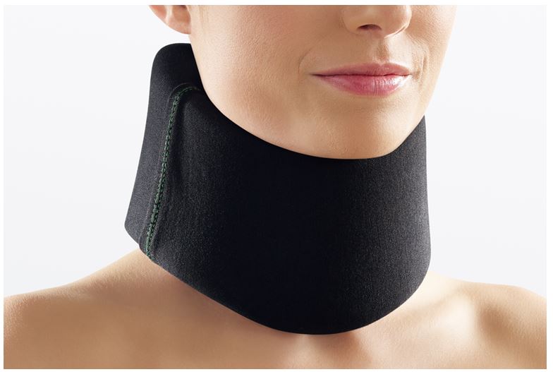 Een cellacare cervical classic nekbrace die wordt gedragen.