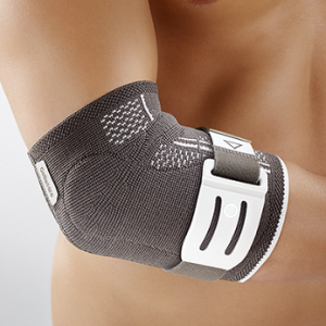 Een man die een cellacare epi comfort elleboogbandage.