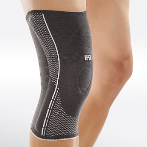 Een mens in de Cellacare genu comfort kniebandage.