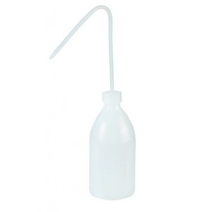 een drinkfles met riet met een inhoud van 100ml