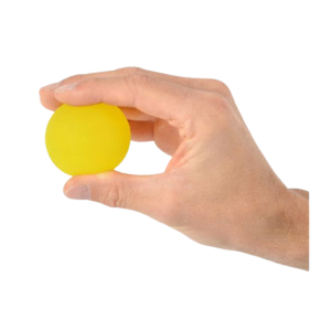 Een gele Moves squeeze bal in een hand