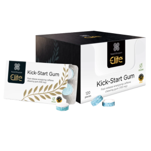 Een doos Elite Kick-Start Gum met een kleine verpakking van 12 stuks die er schuin tegenaan staat. Ook liggen er losse kauwgom's omheen