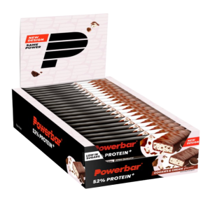 een doos met powerbar protein bars in de smaak cookies and cream